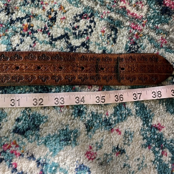 SOLD Vintage brown tooled leather brown belt with brass buckle size 31-36 - Picture 7 of 10